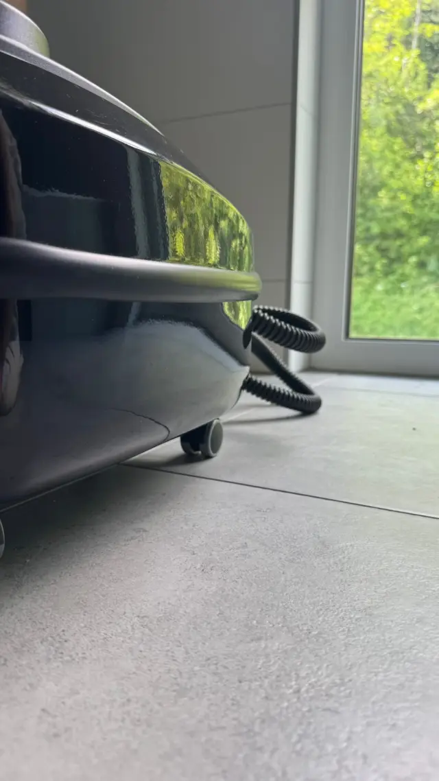 Ich habe mit dem HYLA STEAMER die Innenritzen meiner Badezimmerfenster gereinigt – und zusätzlich innen sowie außen die kompletten Fenster mit 180 °C Mikrotrockendampf behandelt.

Das Ergebnis hat mich wirklich umgehauen. 😳

Für mehr HYLA & STEAMER CONTENT einfach @clean.clever.passion  folgen🙌🏻

HYLA STEAMER | DAMPFREINIGUNG | BADEZIMMER | OHNE CHEMIE | FENSTERREINIGUNG